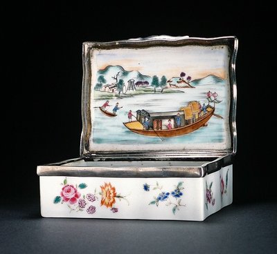 A Mughal Snuff Box, Qianlong Period (1736-95) c.1760 by Chinese School